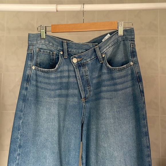 Women’s medium wash jeans! - Picture 2 of 2